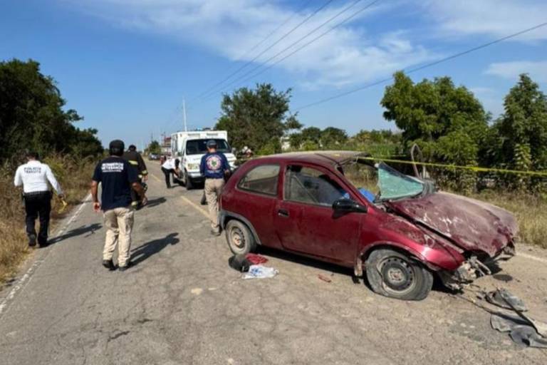 Muere conductor de auto tras volcadura en carretera El Walamo-El Caimanero