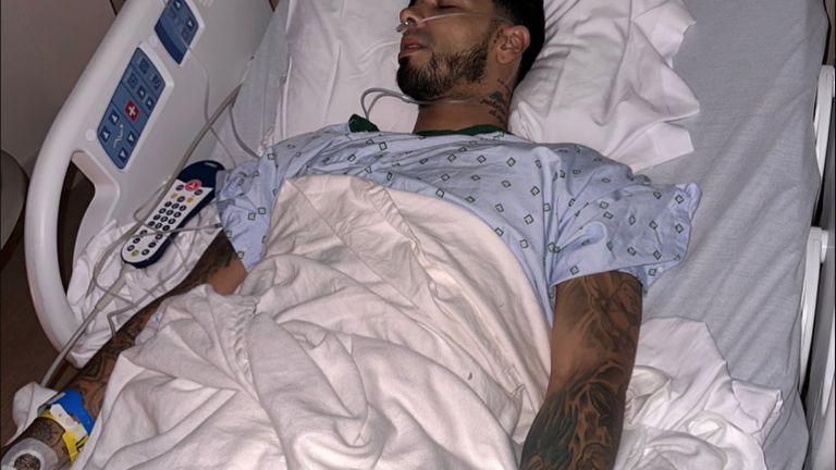 Anuel AA causa preocupación a sus fans al verlo postrado en una cama de hospital.