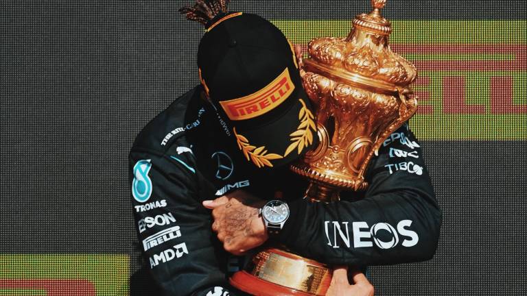 Lewis Hamilton ganó el Gran Premio de Gran Bretaña de manera polémica.
