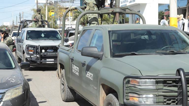 Fuerzas federales acudieron a la clínica a la que fue trasladado el hombre para investigar la situación en la que resultó herido.