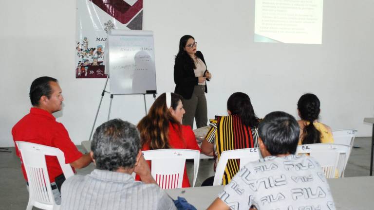 La nutrióloga Silvia Elizabeth Osuna Alvarado imparte el curso.