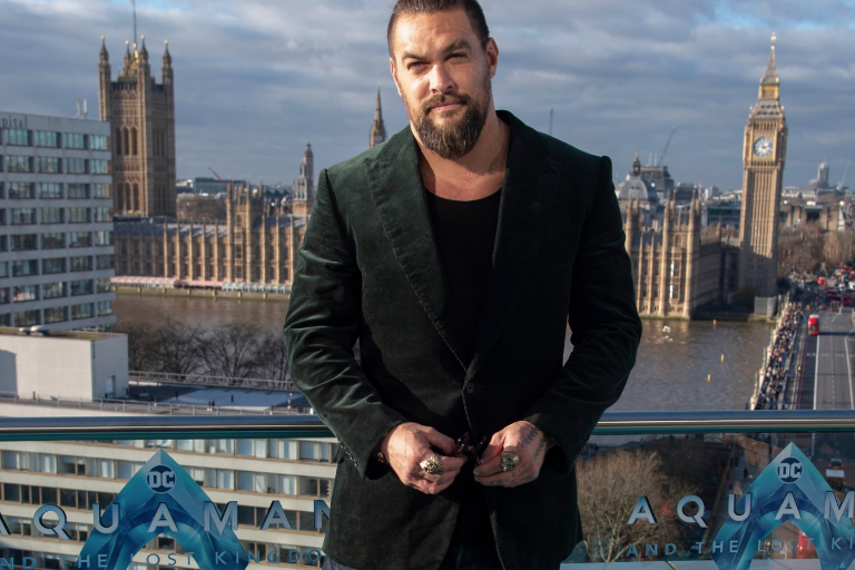 Revela Jason Momoa que ‘vive en la calle’