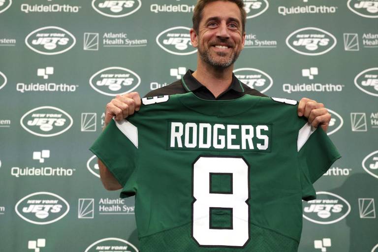 Aaron Rodgers acepta recorte salarial de los Jets