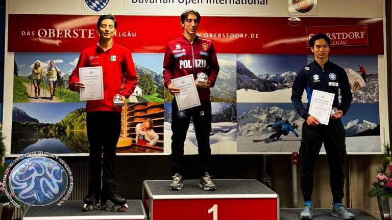 Donovan Carrillo, seleccionado nacional de patinaje artístico durante su premiación.