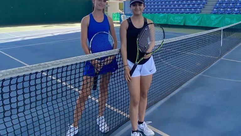 Lucy Hinojos (azul) se impuso a Mariana Aviña (negro) para avanzar a la final de Singles ‘A’.