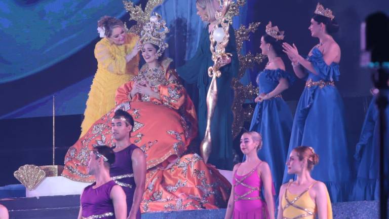 Eneyda Rocha y Estrella Palacios fueron las encargadas de coronar a Lucero I como Reina del Carnaval 2025.
