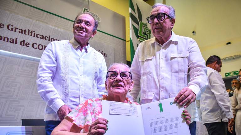 El Gobernador Rubén Rocha Moya encabezó la entrega de estímulos.