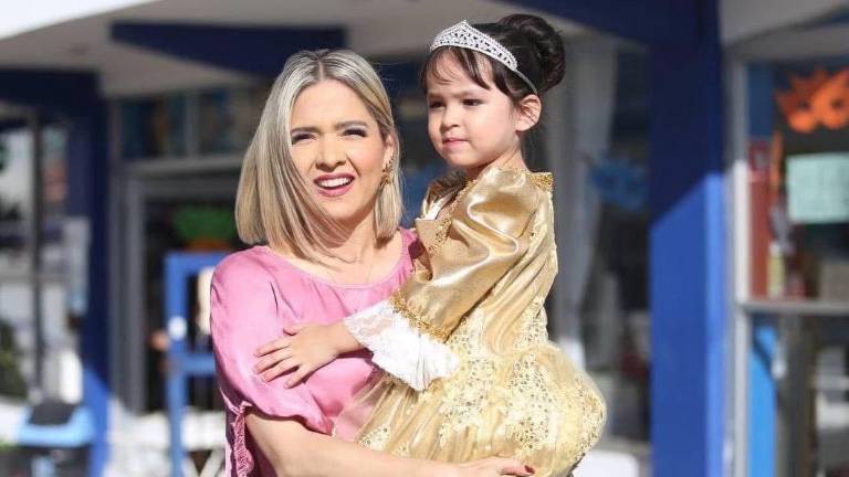 La pequeña Aitana lista para el segundo desfile.