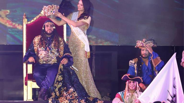 S.G.M. Brayan I recibe su corona de manos de Lucero I, Reina del Carnaval de Mazatlán 2025 “La Perla”.