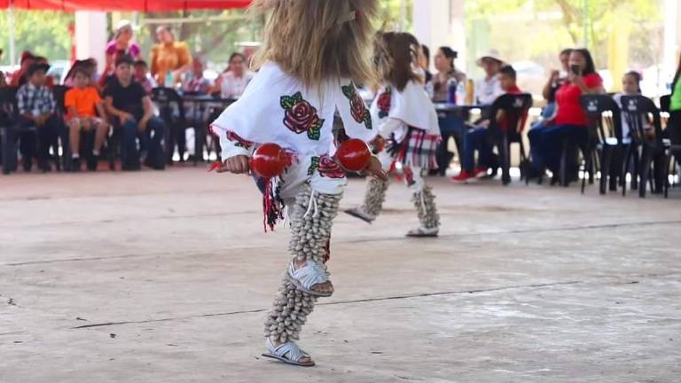 Al llegar a la cancha de usos múltiples, cientos de personas disfrutaron de un espectáculo con bailables.