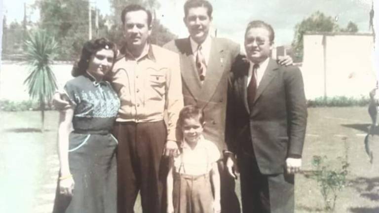 Irma Dorantes y Pedro Infante acompañados de algunas personas.