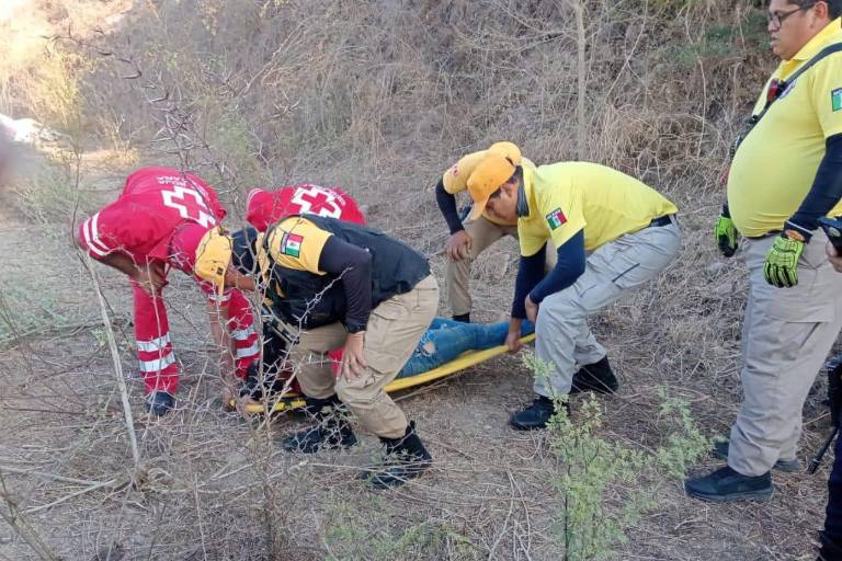 Motociclista vuelca tras salirse de la carretera en Rosario