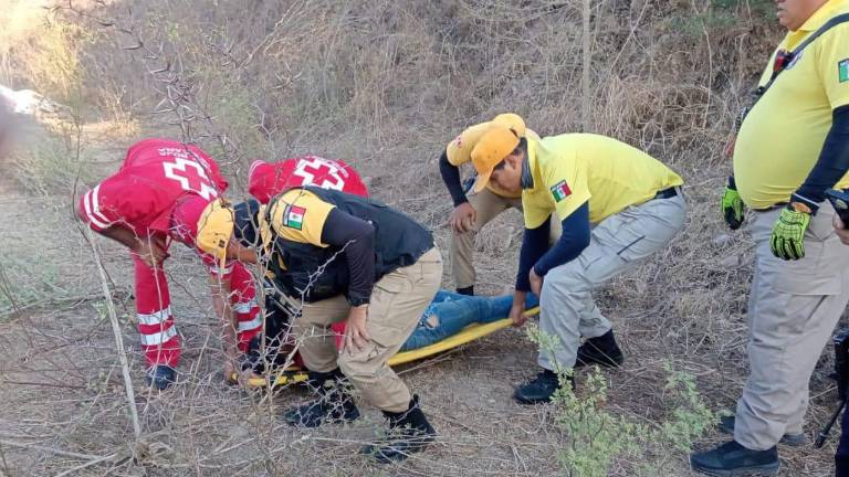Cruz Roja y Protección Civil auxiliaron al motociclista herido tras la volcadura registrada en la comunidad de La Hacienda del Tamarindo.