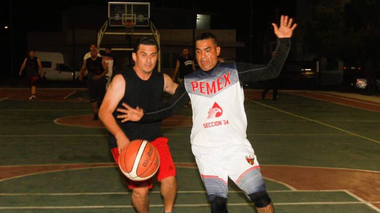 Emocionantes juegos hay en la Liga Veteranos de Baloncesto.
