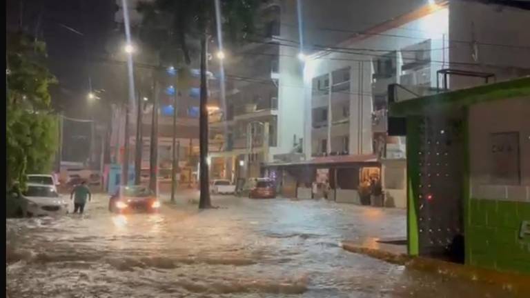 Empleados de hoteles reciben apoyo con hospedaje y alimentos la noche de este jueves por las lluvias en Mazatlán