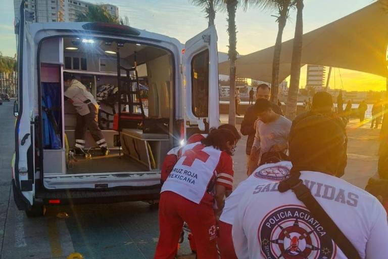 Salvavidas rescatan a bañista en las playas de Mazatlán