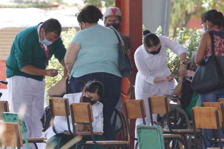 Con retrasos, desorganización y reclamos, inicia en Mazatlán la vacunación contra el Covid-19