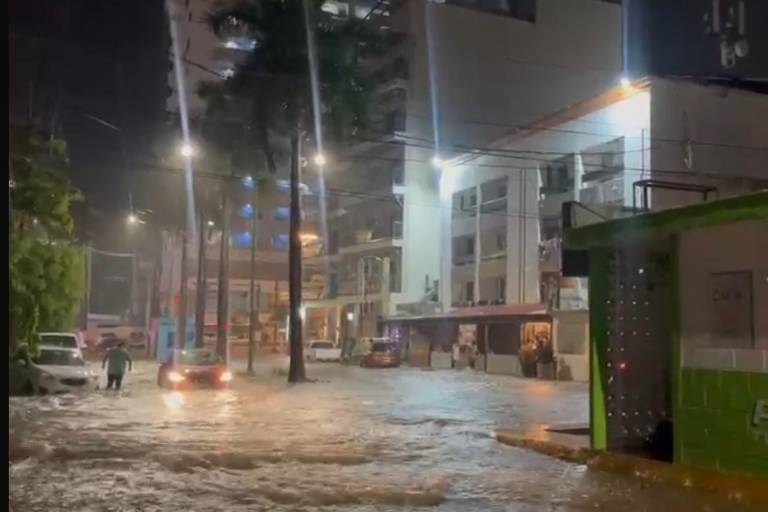 Hoteleros hospedan y alimentan a empleados varados por inundaciones en Mazatlán