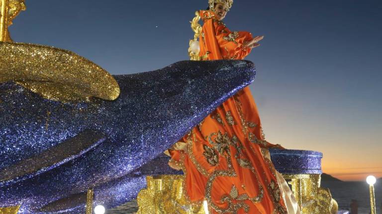 Durante más de cinco horas se desarrolla el primer desfile de Carnaval.