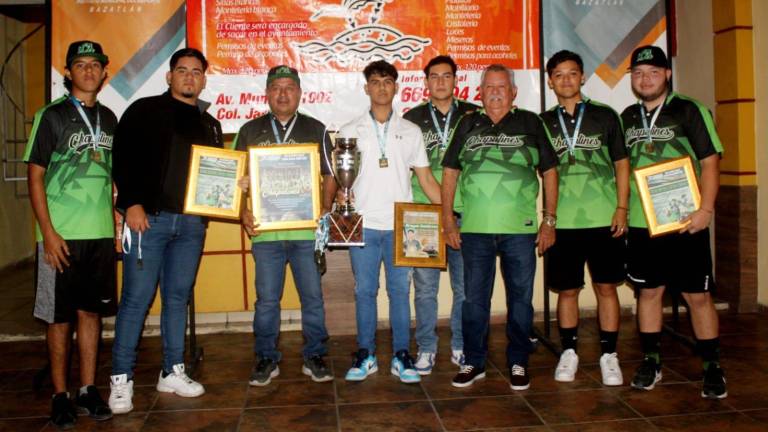 Los premiados con sus reconocimientos.