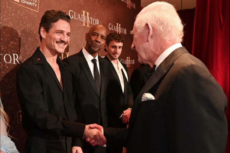 Convive el Rey Carlos con elenco de ‘Gladiador 2’ en la premier de Londres