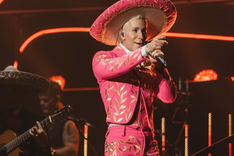 Ignora Christian Chávez las críticas y vuelve a usar el traje charro rosa
