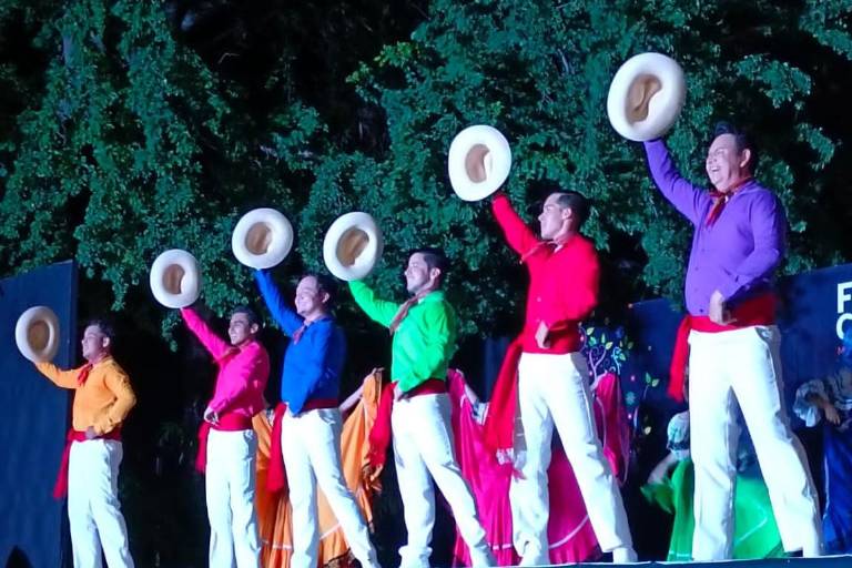 Bailan y ‘sacan polvo’ al piso en la Isla de la Piedra