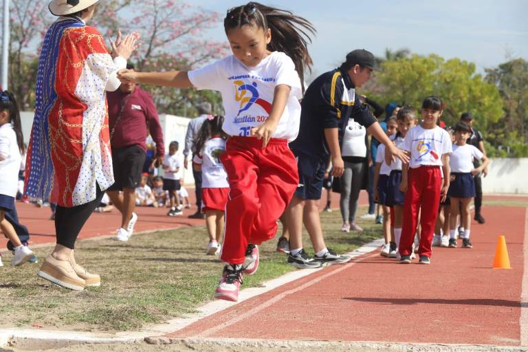 Estudiantes de preescolar viven mañana deportiva y de fiesta en la Unidad Deportiva Benito Juárez