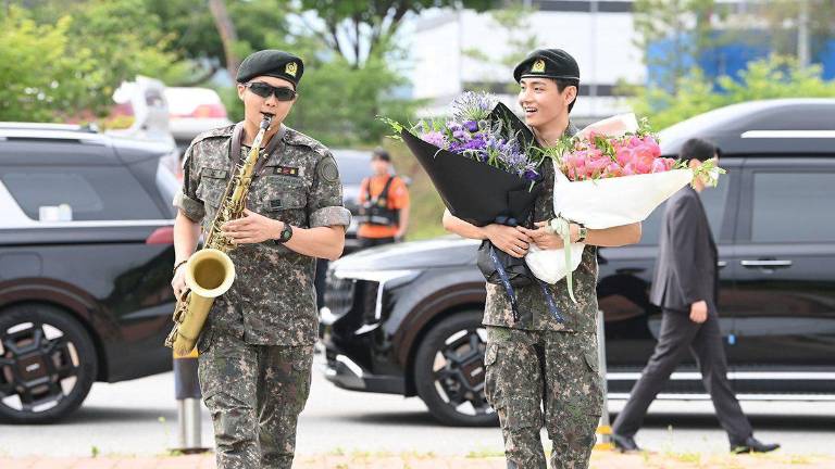 R y V durante su salida del servicio militar en Corea del Sur.