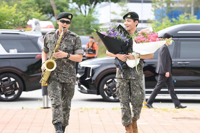 RM y V, miembros de BTS, completan el servicio militar