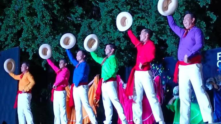 El Ballet Folklórico del Instituto de Cultura de Mazatlán tuvo una alegre presentación en la Isla de la Piedra con el programa Cultura en tu Comunidad.