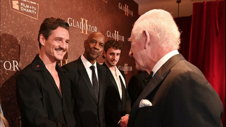 El Rey Carlos convive con el elenco del filme, Pedro Pascal, Denzel Washington y Paul Mescal.
