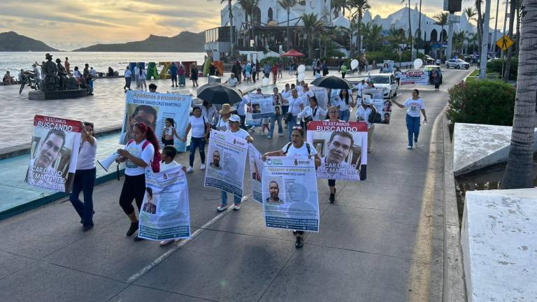Familias se manifestaron en la zona de las Letras de Mazatlán para pedir ayuda y justicia por varias personas no localizadas en el puerto.