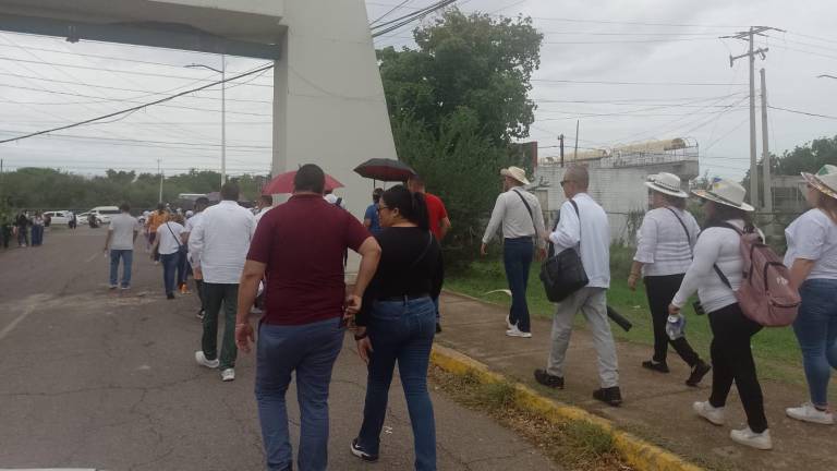 Algunos universitarios se retiran del centro de justicia tras la solicitud del Rector de regresar a sus labores porque la audiencia se prolongará.