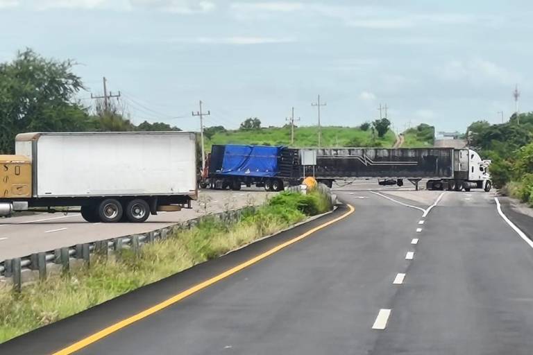 Persisten bloqueos en Escuinapa por tráiler y autobús inmovilizado