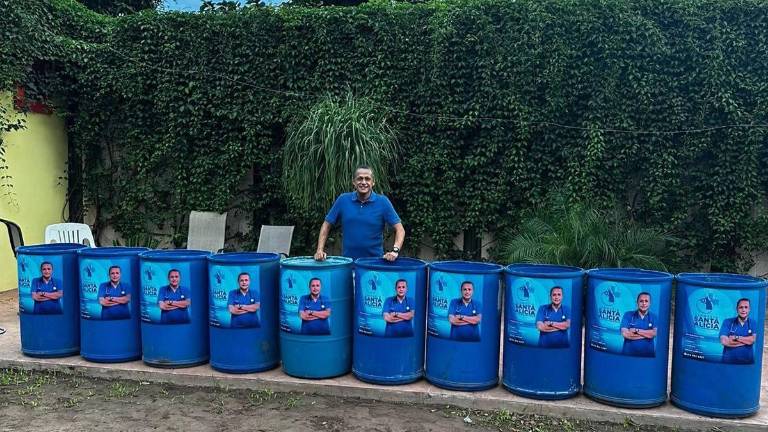 A través de sus redes sociales, el ex alcalde Manuel Antonio Pineda Domínguez compartió la donación de 10 tambos para basura.
