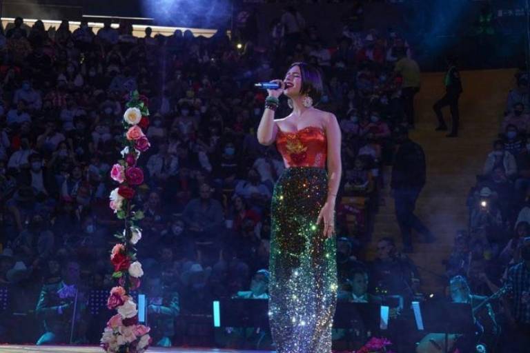 Ángela Aguilar triunfa con increíble voz en su primer palenque en solitario