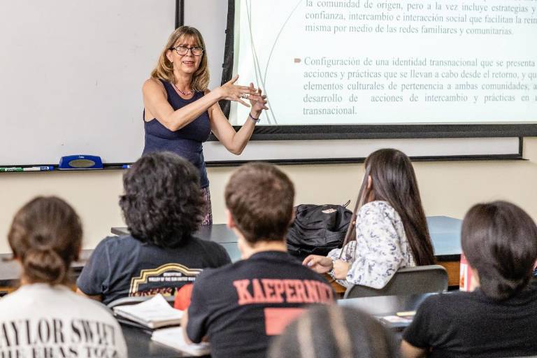 Mujeres en la ciencia: Dos generaciones que aspiran a mejorar la vida de las demás personas
