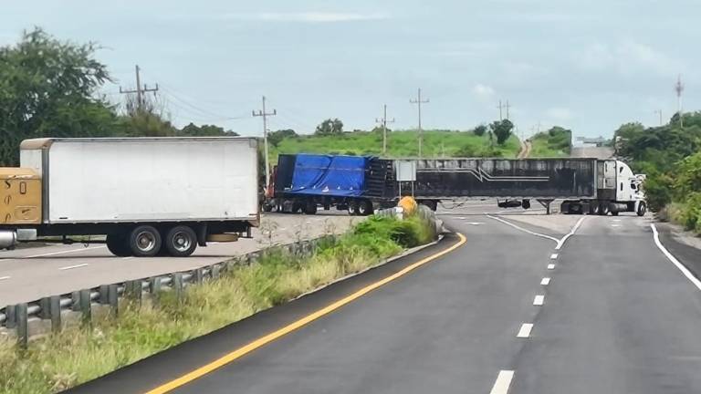 Persisten bloqueos en Escuinapa por tráiler y autobús inmovilizado