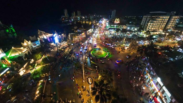 El paseo costero, en el tramo de las letras de Mazatlán, alberga el festejo de cientos de motociclistas este sábado.