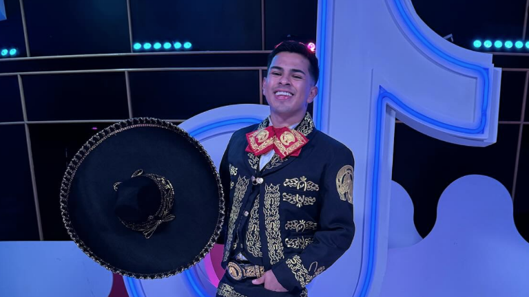 Esen Alva se lleva el mejor premio del evento como Mejor Creador del Año.