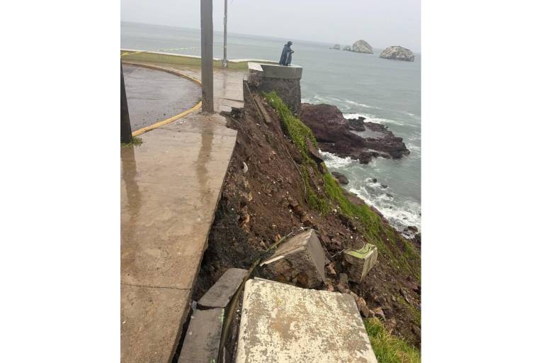 Arranca Obras Públicas reparación del muro de contención dañado en Paseo del Centenario, en Mazatlán
