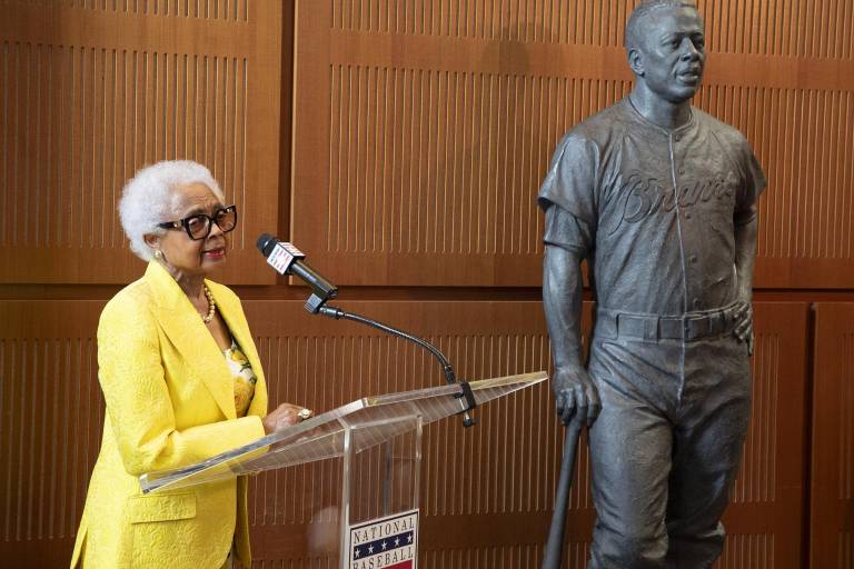 Salón de la Fama devela nueva estatua del astro Hank Aaron