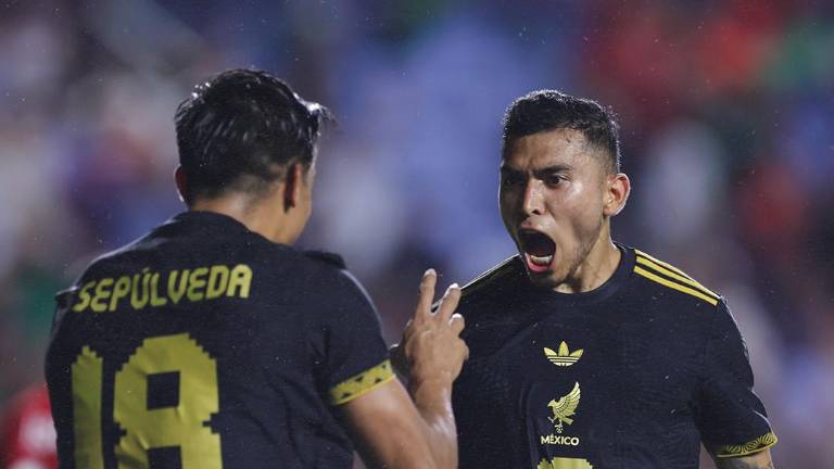 Orbelín Pineda celebra su gol con Ángel Sepúlveda, en el triunfo de México sobre Turquía.
