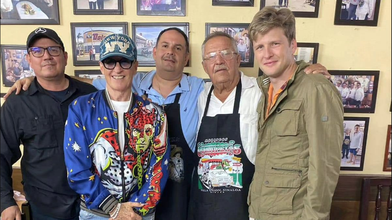Emmanuel y Alexander Acha disfrutan de ricos mariscos en El Cuchupetas.