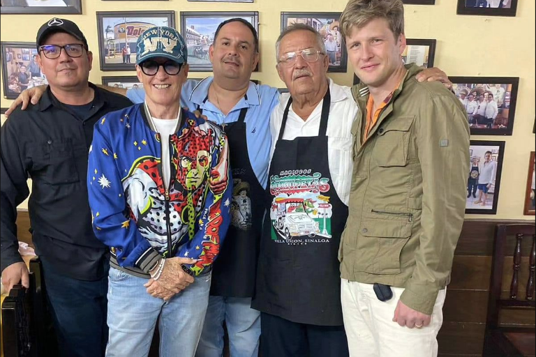 Captan a Emmanuel y Alexander Acha en mariscos mazatlecos
