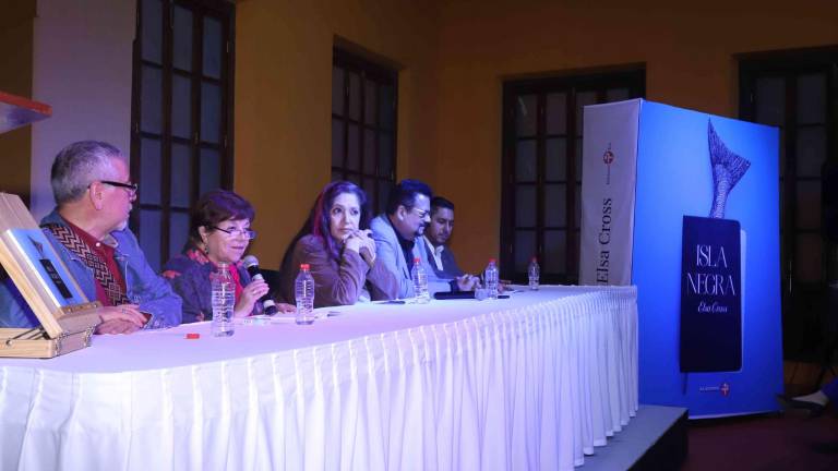 Elsa Cross presentó su poemario Isla Negra, ganadora del Premio Mazatlán de Literatura 2024 ante el público mazatleco.