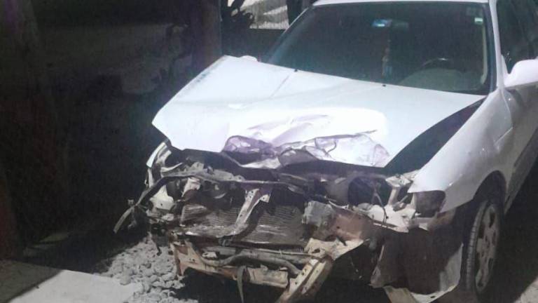 El vehículo involucrado en el choque con el tren fue impactado en la parte frontal.
