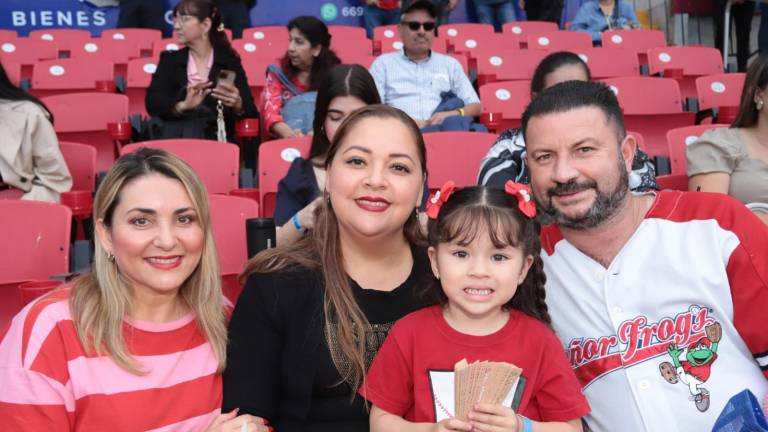 Éricka Arámburo, Esther García, Regina y Jésus Arámburo.