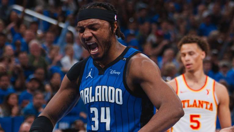 Wendell Carter Jr. celebra dos de los 19 puntos que logró para el Magic.